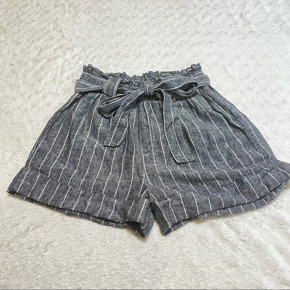 5/25🦋 New Look White and Gray Striped Cuffed Shorts with a Bow Tie Belt